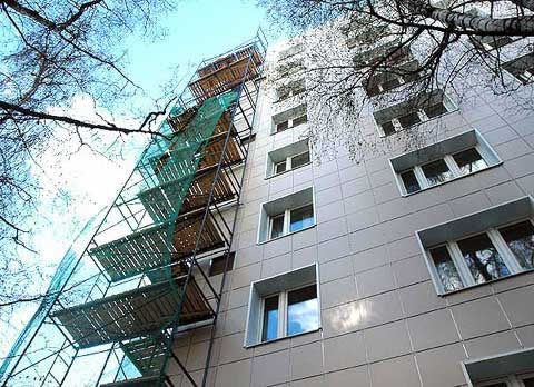 леса у многоквартирного дома