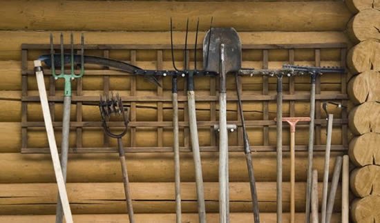 Khraneniye sadovogo instrumenta